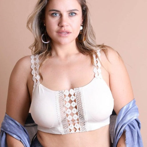 Give your body the lift it needs with our Boho Eye Lace Applique Plus Size Bralette. This sleek and sexy bra features lace appliqués that are perfect for any occasion. Available in Multiple Colors