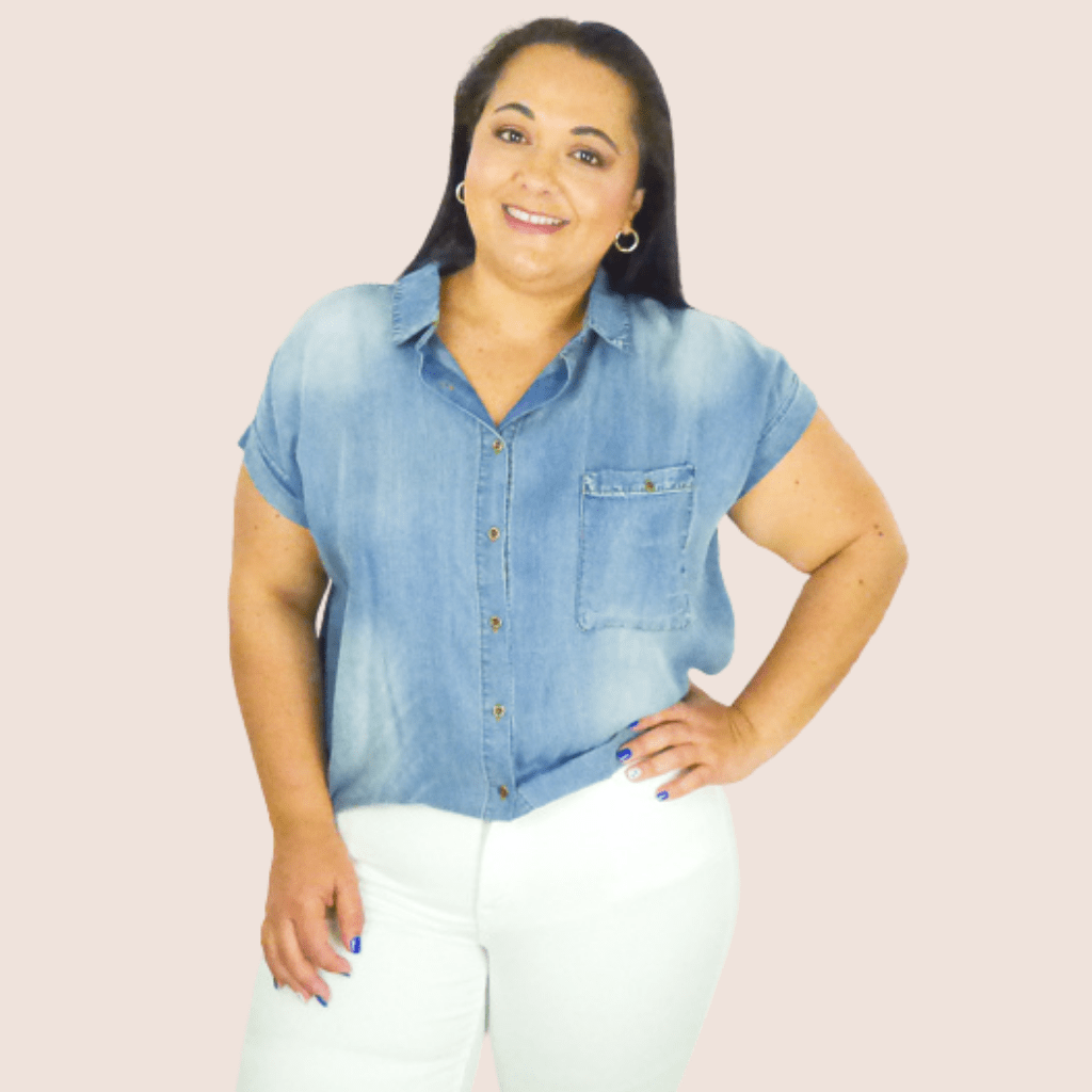 This short sleeve chambray button-down shirt is an easy and stylish way to look good. It features a curved hem, curved neckline, and short cap sleeves.