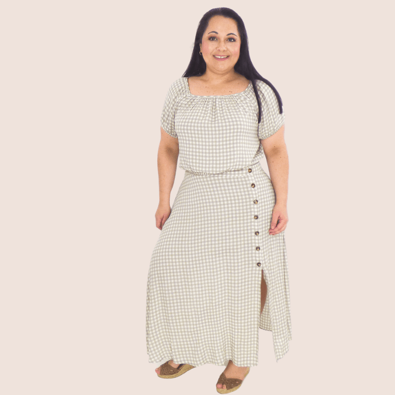 Fun and flirty, you'll flip for our Gingham Plus Size Cropped Top! This top features a cropped length, balloon sleeves and smocked elastic waist.