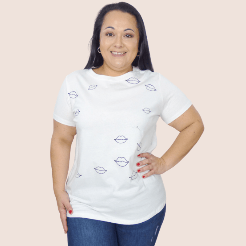 This Lips Graphic Plus Size T-Shirt is made of 100% cotton, which makes it soft and comfortable to wear. It features a crew neck and short sleeves.