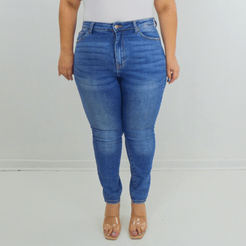These modern plus-size mom jean is made to fit and flatter a woman's physique. The high-rise waistband helps accentuate your curves while giving you a shapely, slim look.